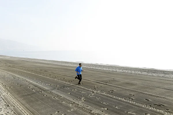 젊은 스포츠 남자 바다 해안 훈련 운동 따라 사막 바닷가에 혼자 실행 — 스톡 사진