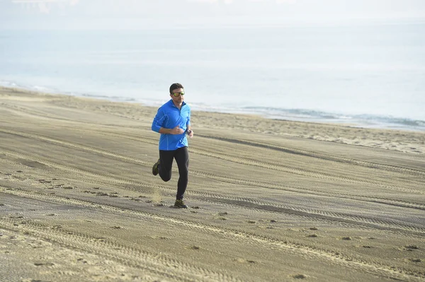 Junger Sportler läuft allein am Wüstenstrand entlang der Küste Trainingstraining — Stockfoto