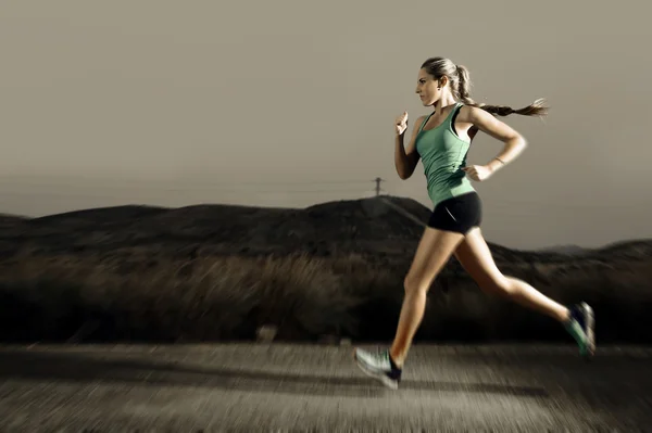 Mujer deportiva joven en forma corriendo al aire libre en carretera de asfalto en mounta —  Fotos de Stock