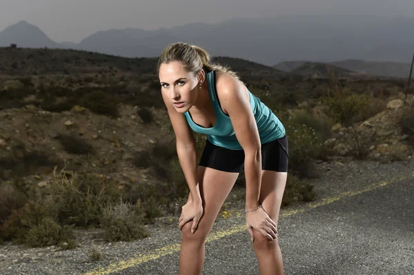 Junge erschöpfte Sportlerin rennt ins Freie auf Asphaltstraße Haltestelle zum Atmen müde — Stockfoto