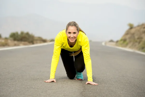 Atractivo rubio deporte mujer listo para empezar a correr carrera de entrenamiento de práctica a partir de asfalto carretera montaña paisaje — Foto de Stock