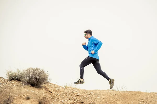 Sport man running on off road trail camino sucio con seco desierto paisaje fondo entrenamiento duro — Foto de Stock