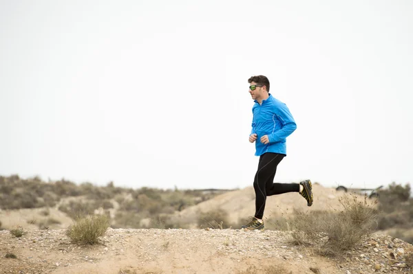 Sport man running on off road trail camino sucio con seco desierto paisaje fondo entrenamiento duro — Foto de Stock