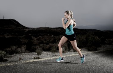 açık havada dağ fitness egzersiz içinde asfalt yolda çalışan spor kadın genç yerleştirmek