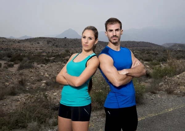 Junges Sportpaar posiert Schulter an Schulter und sieht cool und trotzig aus — Stockfoto
