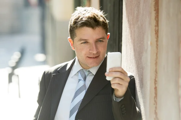 Ocupado empresário de terno e gravata usando telefone celular, enviando mensagem ou consultoria internet — Fotografia de Stock