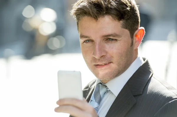 Απασχολημένος επιχειρηματίας σε κοστούμι και γραβάτα χρησιμοποιώντας το κινητό τηλέφωνο στέλνοντας μήνυμα ή συμβουλευτικές υπηρεσίες internet — Φωτογραφία Αρχείου