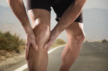 atletik bacak diz çalışan kas yaralanması acı acı içinde tutan adamla genç spor 