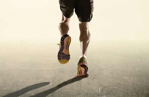 Starka ben och skor av sport man jogga i fitness friska uthållighet koncept i reklam stil — Stockfoto