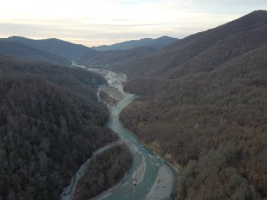 İlkbaharda dağlar ve nehir manzarası