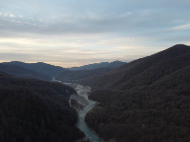 İlkbaharda dağlar ve nehir manzarası
