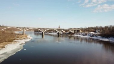 Rusya 'nın nehir kenti üzerindeki köprü.