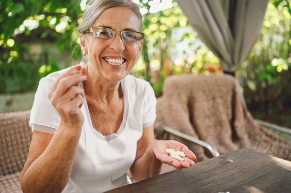 Lansia Wanita Tua Yang Bahagia Dengan Kacamata Resep Kacamata Mengambil — Stok Foto
