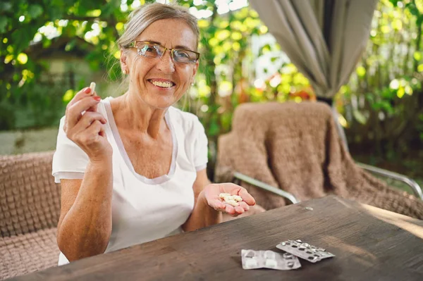 Lansia Wanita Tua Yang Bahagia Dengan Kacamata Resep Kacamata Mengambil — Stok Foto
