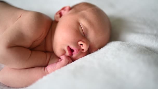 Lindo recién nacido emocional bostezando divertido bebé niño durmiendo en la cuna. Bebé bebé. Vivero — Vídeo de stock
