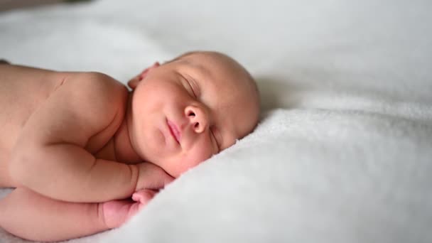 Bayi laki-laki kecil lucu yang baru lahir menguap emosional tidur di tempat tidur bayi. Bayi kesayangan. Anak-anak — Stok Video