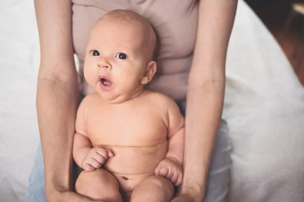 Bonito Emocional Engraçado Sorrindo Menino Recém Nascido Sentado Mãos Mãe — Fotografia de Stock