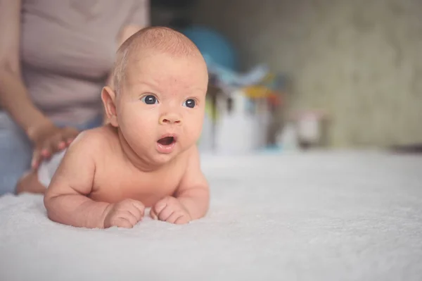 Bonito Menino Recém Nascido Engraçado Emocional Deitado Cama Com Mãos — Fotografia de Stock