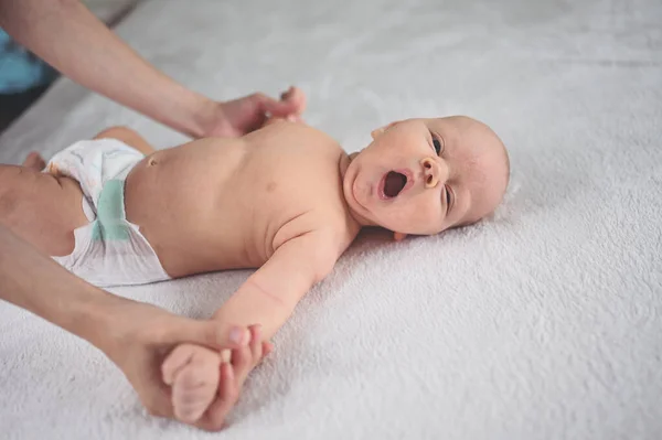 Mãe Fazendo Exercícios Para Bebê Fralda Bonito Menino Recém Nascido — Fotografia de Stock