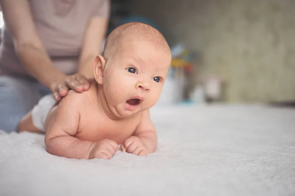 Lindo Chico Divertido Emocional Recién Nacido Acostado Cama Con Las —  Fotos de Stock
