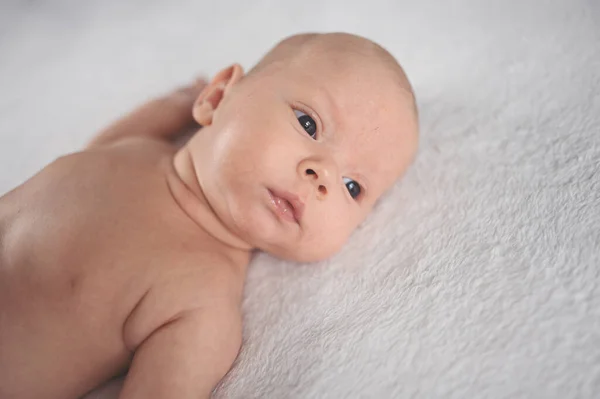 Netter Emotionaler Lächelnder Lustiger Neugeborener Junge Der Auf Dem Bett — Stockfoto