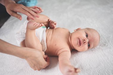 Annem bebek bezi değiştiriyor. Sevimli, duygusal, komik, yeni doğmuş bebek bebek beşikte yatıyor. Bebek eşyaları paketleme şablonu. Sağlıklı çocuk, hastane kavramı ve mutlu annelik. Bebek, bebek. Çocuk odası..