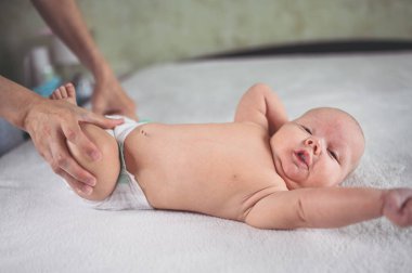 Annem bebek bezi değiştiriyor. Sevimli, duygusal, komik, yeni doğmuş bebek bebek beşikte yatıyor. Bebek eşyaları paketleme şablonu. Sağlıklı çocuk, hastane kavramı ve mutlu annelik. Bebek, bebek. Çocuk odası..