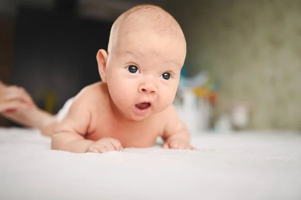 กอารมณ ตลกเด กทารกแรกเก ดนอนบนเต การแสดงออกทางส าของเด แบบบรรจ าเด ขภาพด แนวค — ภาพถ่ายสต็อก