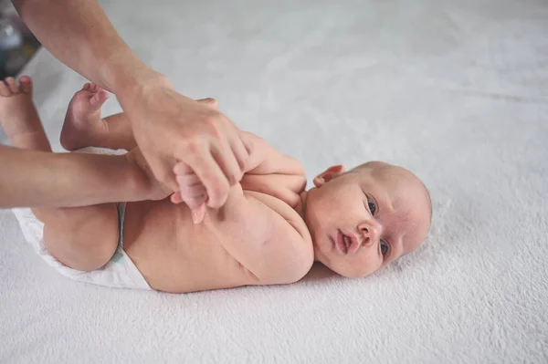 Mama Macht Übungen Für Baby Windel Nette Emotionale Lustige Neugeborene — Stockfoto