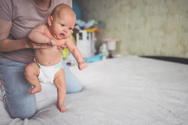 Mãe Fazendo Exercícios Para Bebê Fralda Engraçado Menino Recém Nascido — Fotografia de Stock