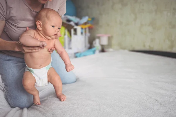 Mãe Fazendo Exercícios Para Bebê Fralda Engraçado Menino Recém Nascido — Fotografia de Stock