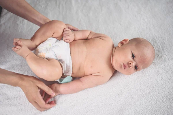 Mamma Sta Cambiando Pannolino Carino Emotivo Divertente Neonato Bambino Sdraiato — Foto Stock