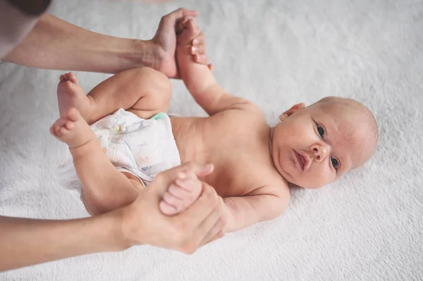 Mama Zmienia Pieluchę Uroczy Emocjonalnie Zabawny Noworodek Mały Chłopiec Leżący Obraz Stockowy