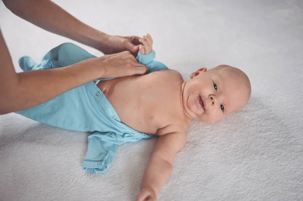 Mom Dresses Cute Emotional Funny Newborn Little Baby Boy Blue — Stock Photo, Image