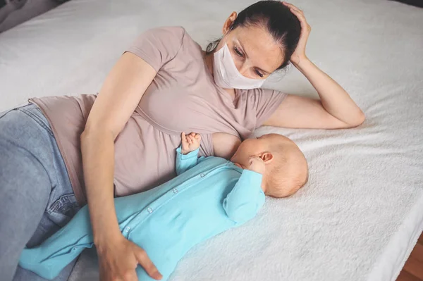 Jovem Mãe Máscara Protetora Com Bebê Recém Nascido Bonito Bebê — Fotografia de Stock