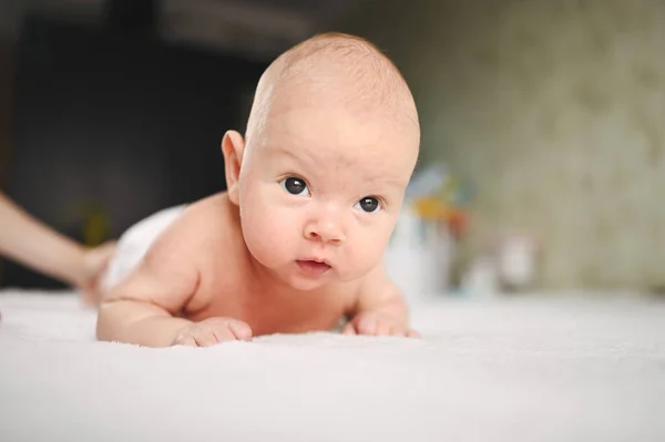 Bonito Menino Recém Nascido Engraçado Emocional Deitado Cama Expressões Faciais — Fotografia de Stock
