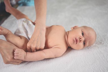 Annem bebek bezi değiştiriyor. Sevimli, duygusal, komik, yeni doğmuş bebek bebek beşikte yatıyor. Bebek eşyaları paketleme şablonu. Sağlıklı çocuk, hastane kavramı ve mutlu annelik. Bebek, bebek. Çocuk odası..