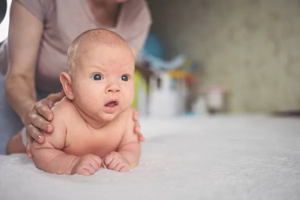 Bonito Menino Recém Nascido Engraçado Emocional Deitado Cama Com Mãos — Fotografia de Stock