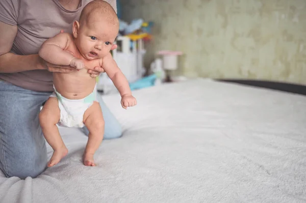 Mãe Fazendo Exercícios Para Bebê Fralda Engraçado Menino Recém Nascido — Fotografia de Stock