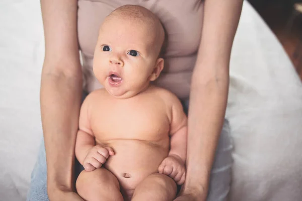 Lucu Emosional Lucu Tersenyum Bayi Laki Laki Kecil Yang Baru — Stok Foto