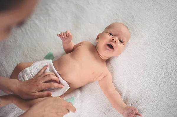 Mama Wechselt Windel Süße Emotionale Lustige Neugeborene Kleine Junge Liegt — Stockfoto