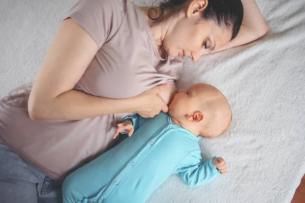 Jovem Mãe Encontra Com Bebê Recém Nascido Bonito Bebê Macacão — Fotografia de Stock