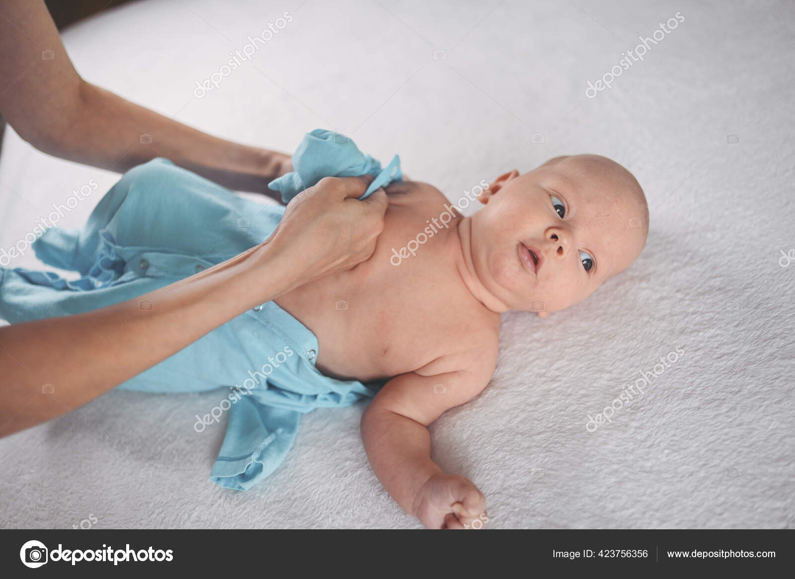 ママはかわいい感情的な面白い新生児の男の子を青いジャンプスーツに身に着けています ベビー用品包装テンプレート 健康な子供 病院と幸せな母親の概念 幼児の 赤ちゃん 保育園 ストック写真 C Alinatroeva