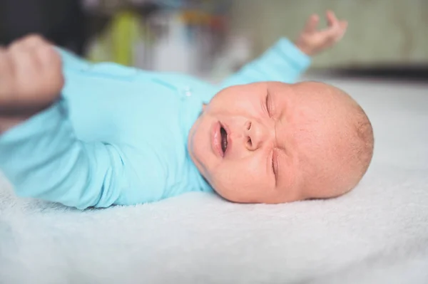 Mavi Tulumlu Yatakta Yatan Ağlayan Tatlı Duygusal Yeni Doğan Çocuk — Stok fotoğraf