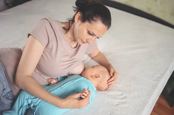 Ibu Muda Berbaring Dengan Bayi Bayi Lucu Yang Baru Lahir — Stok Foto