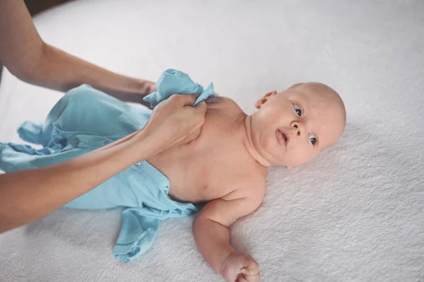 Mutter Kleidet Süße Emotionale Lustige Neugeborene Kleine Junge Einem Blauen — Stockfoto