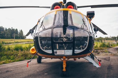 Sortavala, Karelia, Rusya, 15 Ağustos 2020. Rus hava kuvvetleri çok kanallı helikopter Mil Mi-8. Amerikan Tıp Kliniği. Orta boy ikiz türbin helikopteri. Siyah ve sarı turuncu.