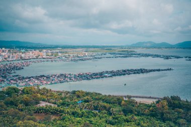 Lingshui, Hainan, Çin - 13 Kasım 2019. Balık Çiftliği manzaralı yerel balıkçı köyü yüzen tekneler. Lingshui İlçesi, Xincun Limanı 'nda popüler turizm gezisi
