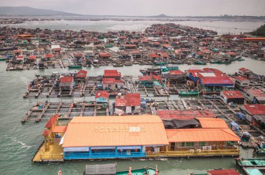 Lingshui, Hainan, Çin - 13 Kasım 2019. Balık Çiftliği manzaralı yerel balıkçı köyü yüzen tekneler. Lingshui İlçesi, Xincun Limanı 'nda popüler turizm gezisi