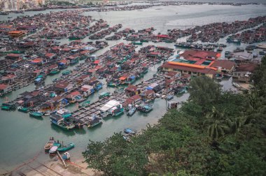 Lingshui, Hainan, Çin - 13 Kasım 2019. Balık Çiftliği manzaralı yerel balıkçı köyü yüzen tekneler. Lingshui İlçesi, Xincun Limanı 'nda popüler turizm gezisi